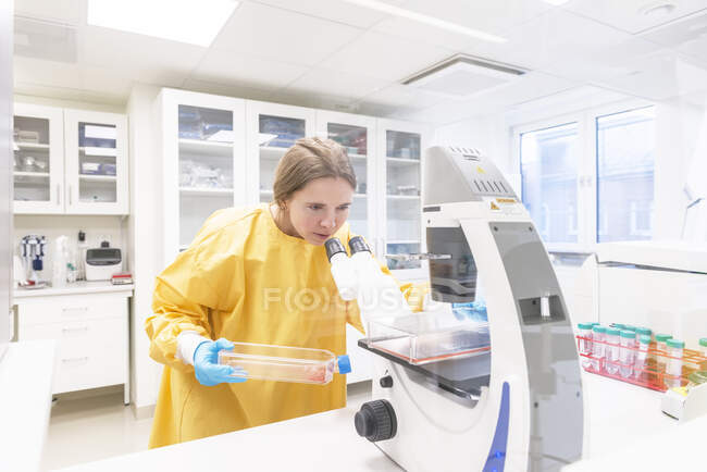 Mulher em revestimento de laboratório trabalhando em laboratório — Fotografia de Stock