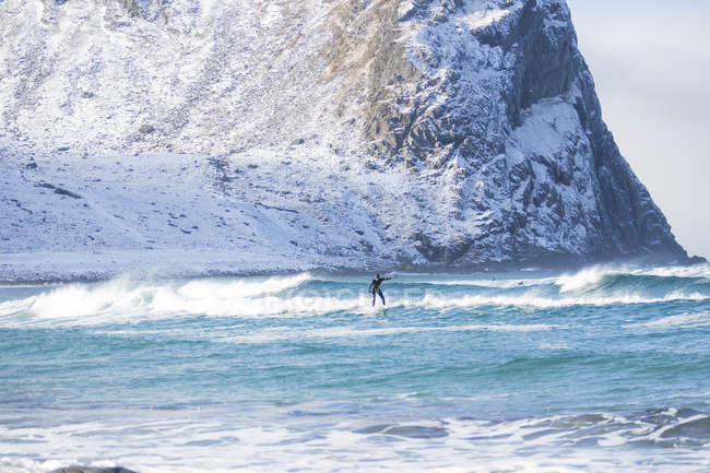 Surfista en Lofoten, Noruega - foto de stock