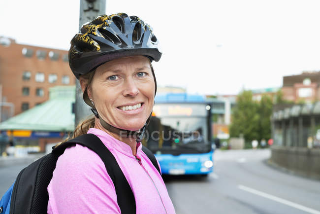 Retrato de mulher usando capacete de bicicleta — Fotografia de Stock