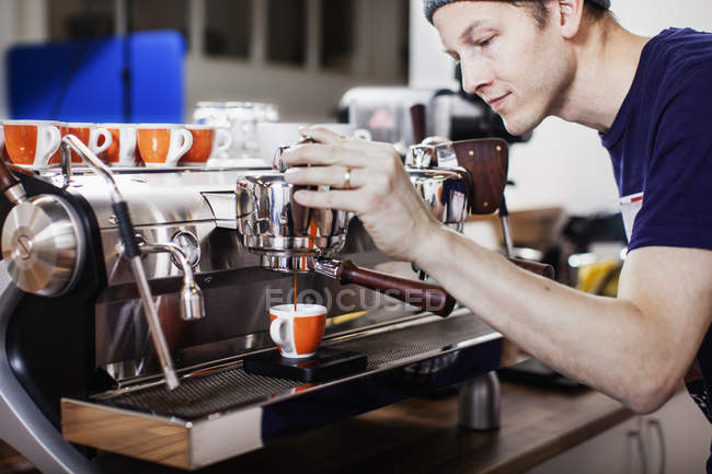Barista fazendo café, foco seletivo — Fotografia de Stock