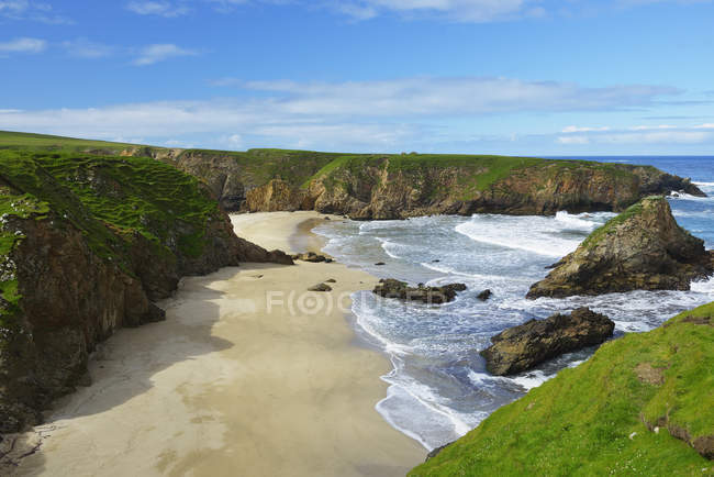 Vista panorâmica da costa rochosa em Shetland, Escócia — Fotografia de Stock