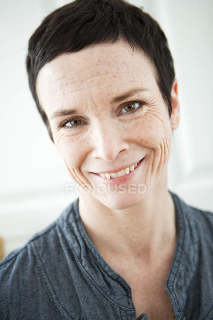 Retrato de mujer madura sonriendo, enfoque selectivo - foto de stock
