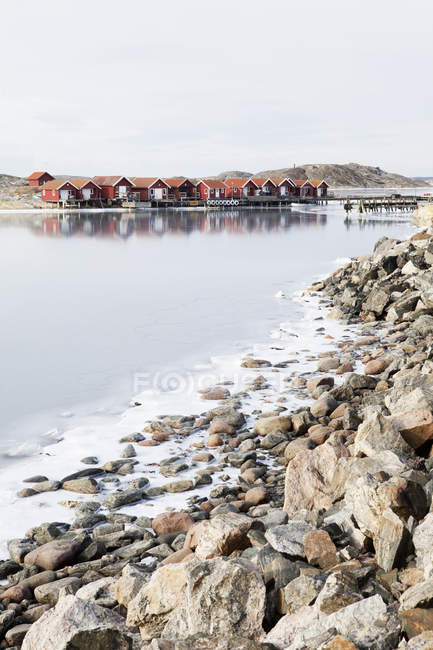 Casas de madeira e costa rochosa no inverno — Fotografia de Stock