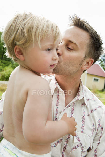 Pai beijando filho, foco em primeiro plano — Fotografia de Stock
