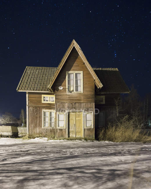 Дом в ночное время зимой, избирательный фокус — стоковое фото
