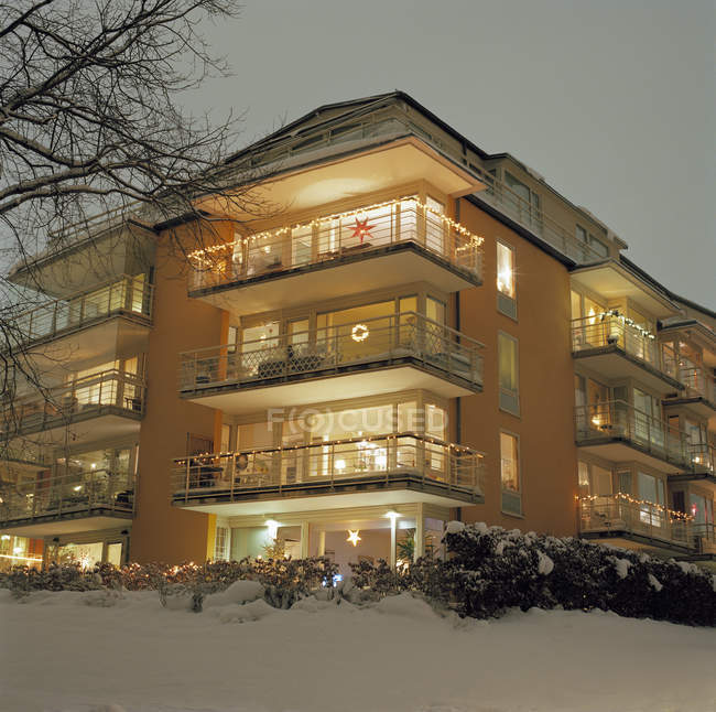 Фасадні освітленій багатоквартирного будинку з xmas декорації взимку — стокове фото