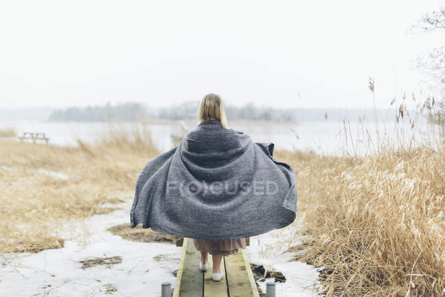 Woman wearing blanket during winter — Stock Photo
