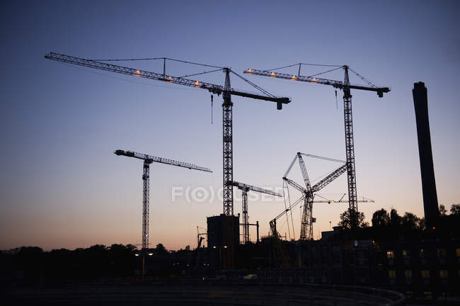 Construction site at dusk, urban scene — Stock Photo