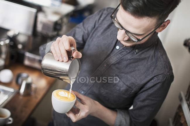 Barista faire latte, se concentrer sur l'avant-plan — Photo de stock