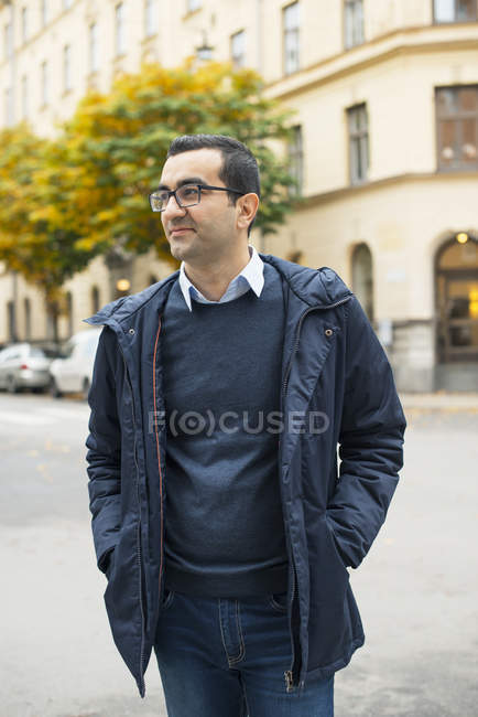 Uomo con gli occhiali che distoglie lo sguardo, concentrarsi sul primo piano — Foto stock