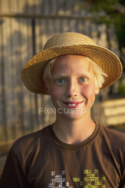 Retrato de adolescente em chapéu de sol — Fotografia de Stock