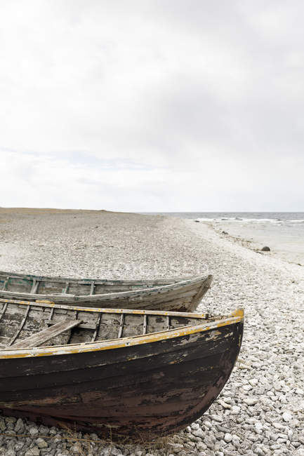 Boote am Strand in Faro, Schweden, Fokus auf den Vordergrund — Stockfoto