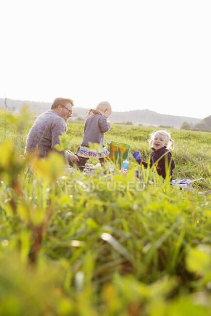 Uomo che fa un picnic con le sue figlie — Foto stock