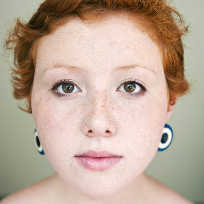 Ritratto di giovane donna dai capelli rossi guardando la macchina fotografica — Foto stock