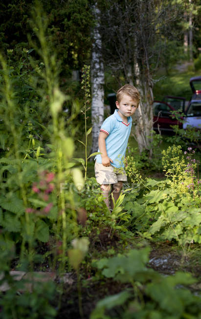 Seitenansicht eines kleinen Jungen, der wegschaut — Stockfoto