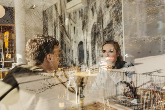 Пара, сидящая вместе в ресторане — стоковое фото