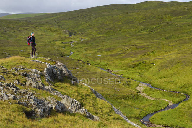 Женщина на холме в Шетленде, Шотландия — стоковое фото