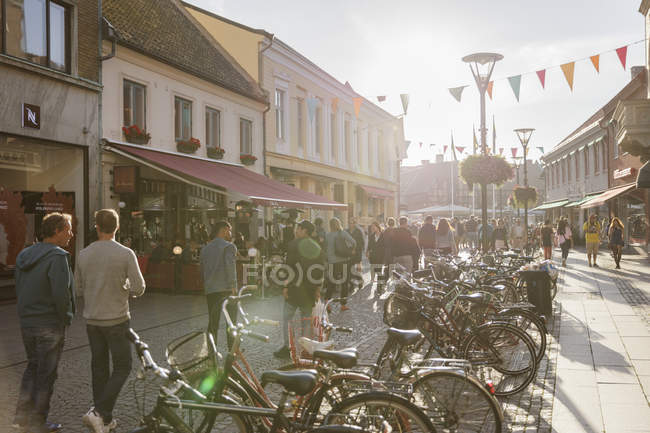 Bicicletas y peatones a pie en Malmo, Suecia - foto de stock