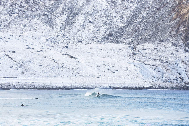 Surfistas em Lofoten, Noruega — Fotografia de Stock