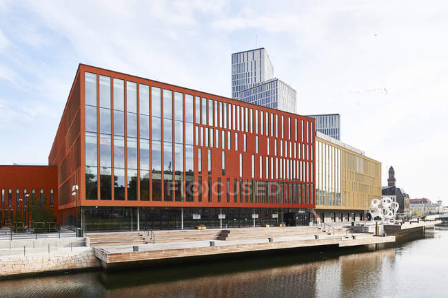 Malmo Live building, riflessione in acqua, Svezia — Foto stock