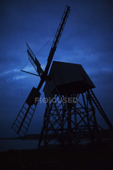 Molino de viento tradicional al atardecer, norte de Europa - foto de stock