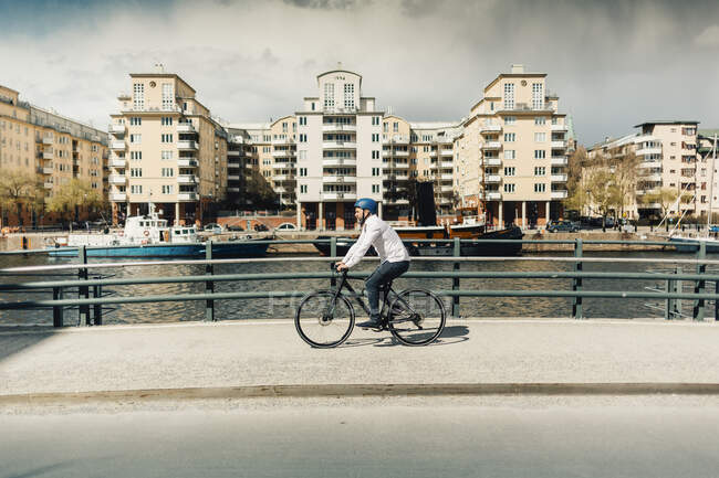 Чоловік їде на велосипеді на вулиці в Стокгольмі (Швеція). — стокове фото