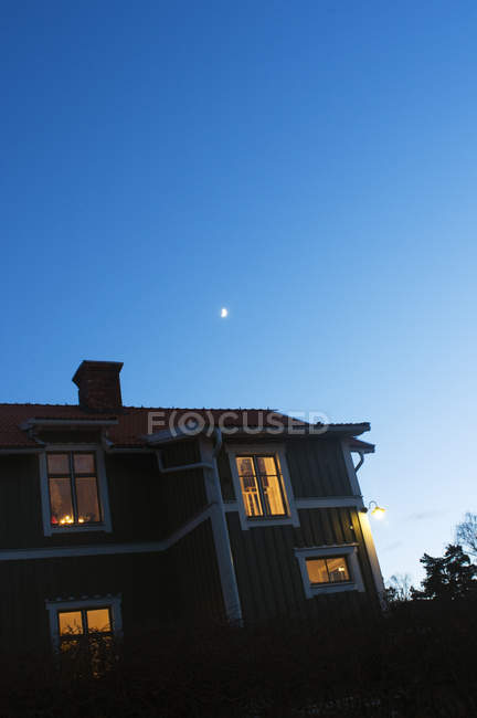 Вигляд з низьким кутом освітлення будинку в сутінках — стокове фото