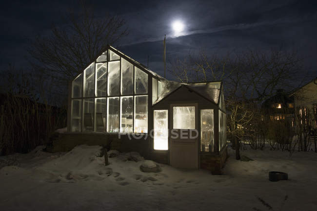 Esterno di serra illuminata di notte, Europa settentrionale — Foto stock