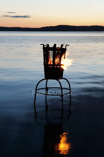 Brazier sur le lac au coucher du soleil, archipel de Stockholm — Photo de stock
