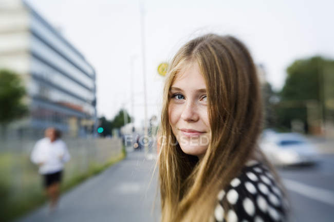Chica adolescente rubia en la calle, enfoque selectivo - foto de stock