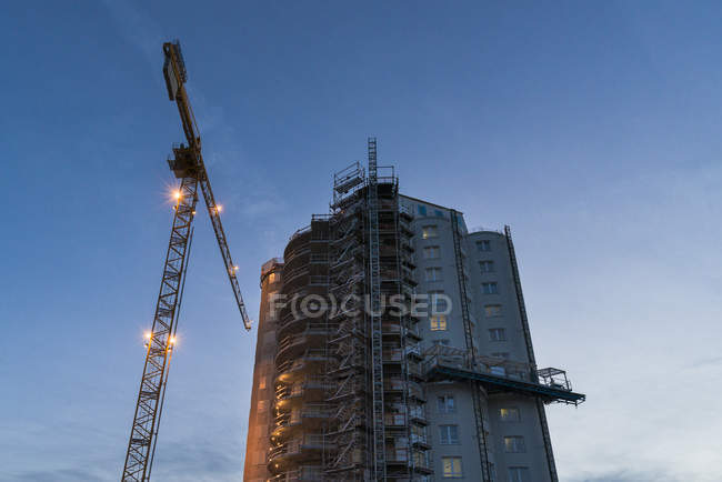 Низкий угол обзора строительной площадки на фоне ясного неба — стоковое фото