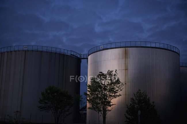 Vue à angle bas des silos au crépuscule — Photo de stock
