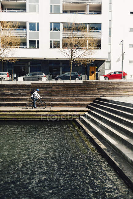 Uomo in bicicletta per strada a Stoccolma, Svezia — Foto stock
