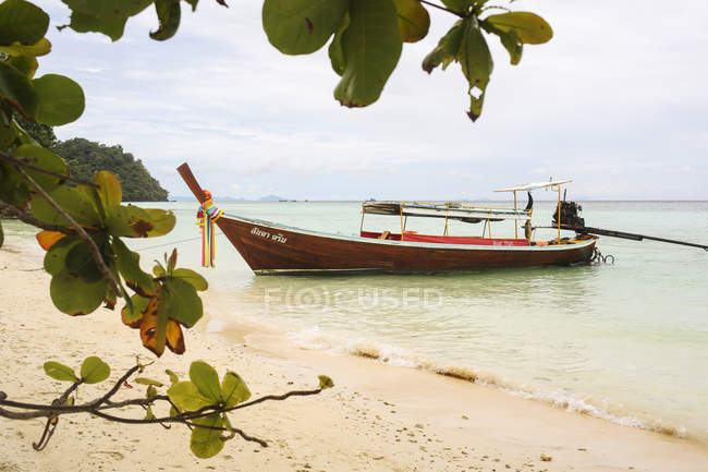 Barco na costa da praia em Ko Lanta, Tailândia — Fotografia de Stock