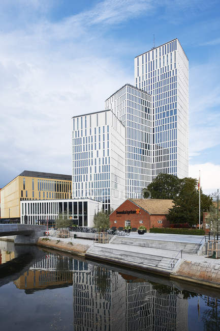 Malmö lebende Gebäude gegen blauen Himmel — Stockfoto