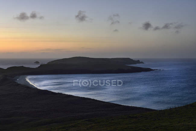 Côte pendant le coucher du soleil à Shetland, Écosse — Photo de stock
