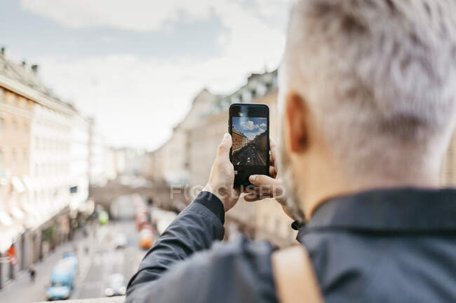 Homem tirando fotografia de rua em Estocolmo, Suecia — Fotografia de Stock