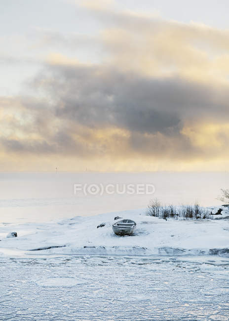 Vista panorâmica do barco no litoral nevado — Fotografia de Stock