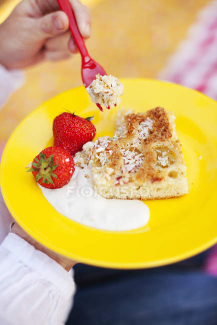Rebanada de pastel de manzana en placa amarilla, enfoque selectivo - foto de stock