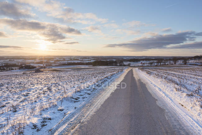 Camino rural durante el invierno, enfoque selectivo - foto de stock