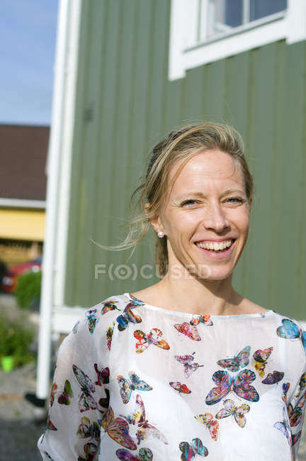 Portrait of mid adult woman smiling — Stock Photo