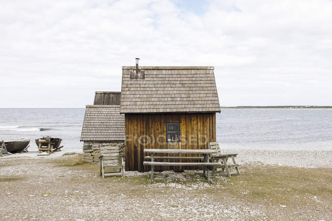 Cabana de pesca na praia em Faro, Suécia — Fotografia de Stock