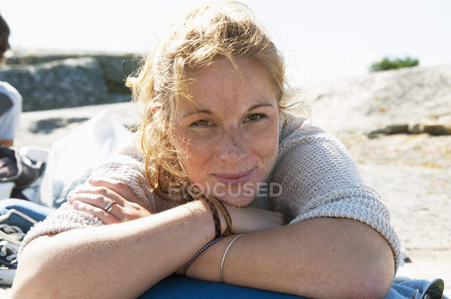 Portrait de jeune femme regardant la caméra — Photo de stock