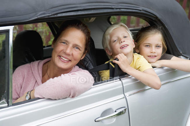 Мати і діти в машині, фокус на передньому плані — стокове фото