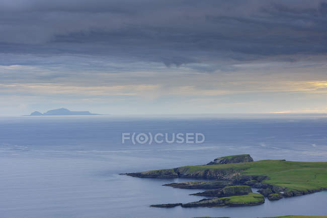 Vista panoramica della costa e del paesaggio marino nelle Shetland, Scozia — Foto stock