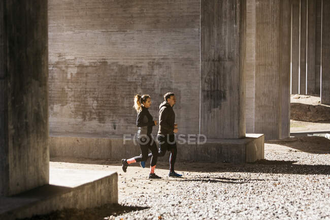 Пара біжить по вулиці в Стокгольмі (Швеція). — стокове фото
