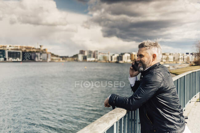 L'uomo sullo smart phone sul lungomare di Stoccolma, Svezia — Foto stock