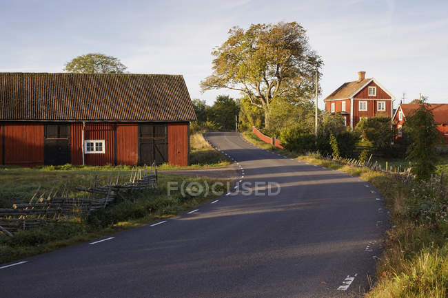 Мальовничим видом будинків по сільській дорозі — стокове фото