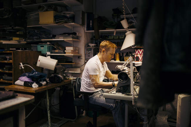 Мужчина зрелого возраста работает в кожевенной мастерской — стоковое фото