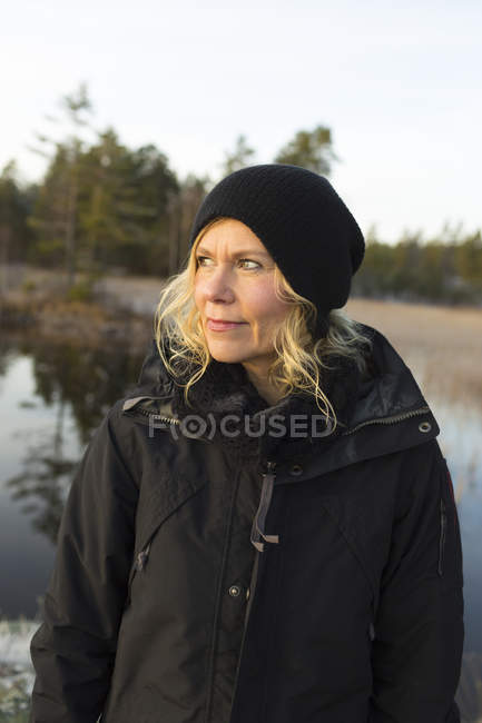 Reife Frau schaut weg, Wald im Hintergrund — Stockfoto